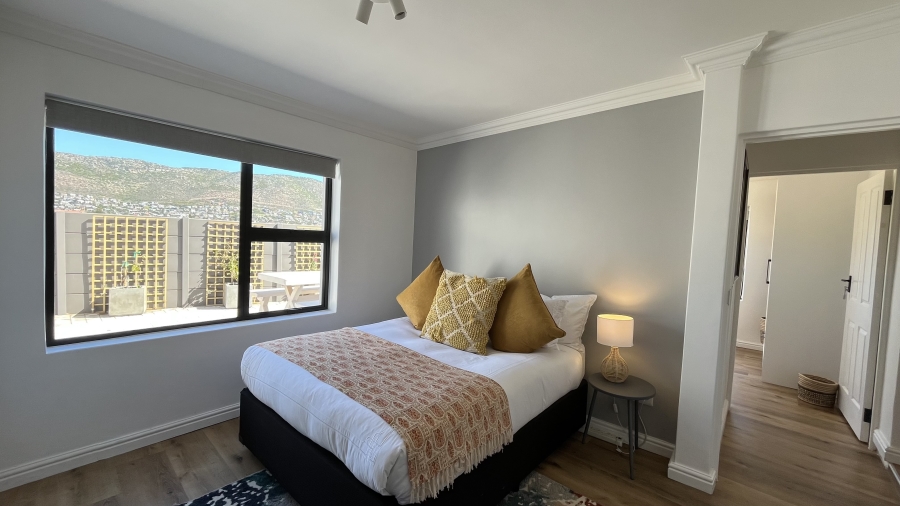 5 Bedroom Property for Sale in Clovelly Western Cape